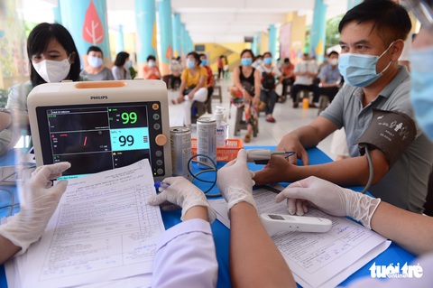 Người dân TP.HCM đi tiêm vắc xin ngừa COVID-19 - Ảnh 3. Người dân TP.HCM đi tiêm vắc xin ngừa COVID-19 - Ảnh 3.