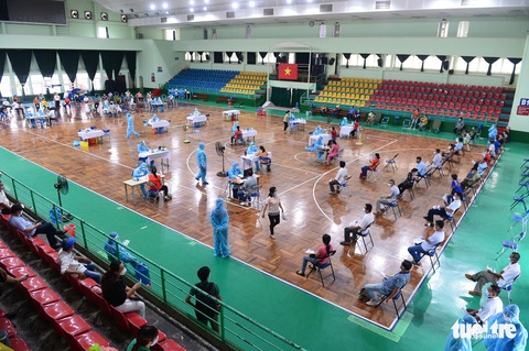 Người dân TP.HCM đi tiêm vắc xin ngừa COVID-19 - Ảnh 2. Người dân TP.HCM đi tiêm vắc xin ngừa COVID-19 - Ảnh 2.