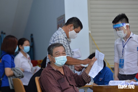 Người dân TP.HCM đi tiêm vắc xin ngừa COVID-19 - Ảnh 6. Người dân TP.HCM đi tiêm vắc xin ngừa COVID-19 - Ảnh 6.