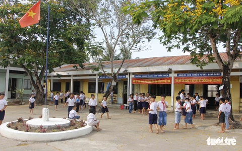 Con ôm dì Sáu cho đỡ nhớ mẹ nghen - Ảnh 3. Con ôm dì Sáu cho đỡ nhớ mẹ nghen - Ảnh 3.