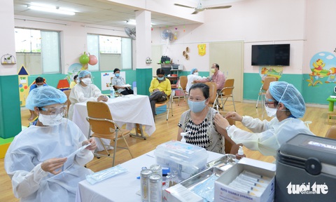 Người dân TP.HCM đi tiêm vắc xin ngừa COVID-19 - Ảnh 8. Người dân TP.HCM đi tiêm vắc xin ngừa COVID-19 - Ảnh 8.