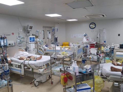 Việt Nam hiện có 185 bệnh nhân COVID-19 nặng, nguy kịch - Ảnh 1. Việt Nam hiện có 185 bệnh nhân COVID-19 nặng, nguy kịch - Ảnh 1.