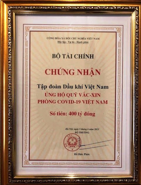PVN chuyển 400 tỉ đồng đến quỹ vắc xin, triển khai tiêm vắc xin cho người lao động - Ảnh 1. PVN chuyển 400 tỉ đồng đến quỹ vắc xin, triển khai tiêm vắc xin cho người lao động - Ảnh 1.