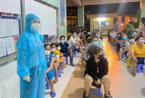Tình người nơi tuyến đầu phòng, chống dịch COVID-19: Thương y bác sĩ hết lòng - Ảnh 2. Tình người nơi tuyến đầu phòng, chống dịch COVID-19: Thương y bác sĩ hết lòng - Ảnh 2.