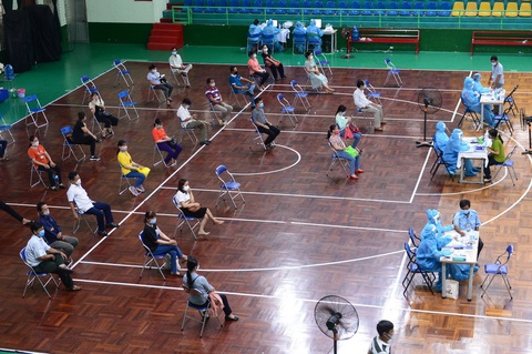 TP.HCM đề xuất dùng tiền ủng hộ phòng chống dịch để mua vắc xin - Ảnh 1. TP.HCM đề xuất dùng tiền ủng hộ phòng chống dịch để mua vắc xin - Ảnh 1.