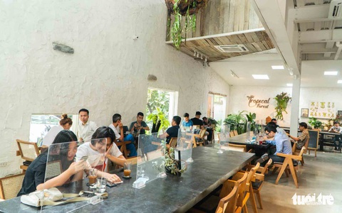 Quán xá TP.HCM đóng cửa như tết, Hà Nội tưng bừng lại - Ảnh 2. Quán xá TP.HCM đóng cửa như tết, Hà Nội tưng bừng lại - Ảnh 2.