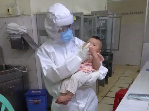Em bé mắc COVID-19 bú sữa bình trong lòng nữ bác sĩ khiến nhiều người rơi lệ - Ảnh 1. Em bé mắc COVID-19 bú sữa bình trong lòng nữ bác sĩ khiến nhiều người rơi lệ - Ảnh 1.