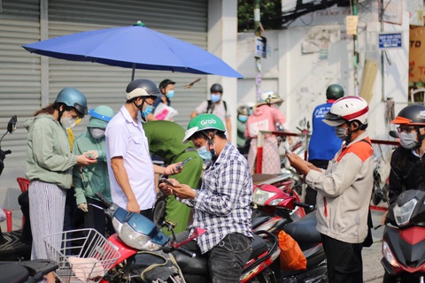 TP.HCM: Đi siêu thị, chợ đầu mối... bắt buộc khai báo y tế điện tử từ ngày 24-6 - Ảnh 1. TP.HCM: Đi siêu thị, chợ đầu mối... bắt buộc khai báo y tế điện tử từ ngày 24-6 - Ảnh 1.