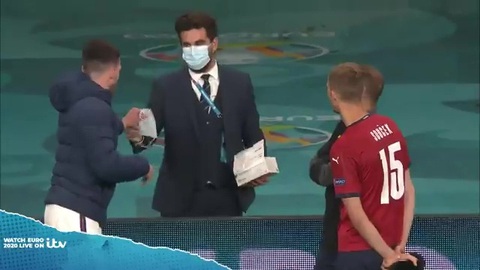 Sao tuyển Anh bị nhắc nhở giữ khoảng cách và đeo khẩu trang lúc trò chuyện ở Wembley - Ảnh 2. Sao tuyển Anh bị nhắc nhở giữ khoảng cách và đeo khẩu trang lúc trò chuyện ở Wembley - Ảnh 2.