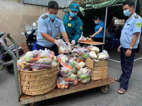 Tình người nơi tuyến đầu phòng, chống dịch COVID-19: Giãn cách mà lại ấm lòng sẻ chia - Ảnh 1. Tình người nơi tuyến đầu phòng, chống dịch COVID-19: Giãn cách mà lại ấm lòng sẻ chia - Ảnh 1.
