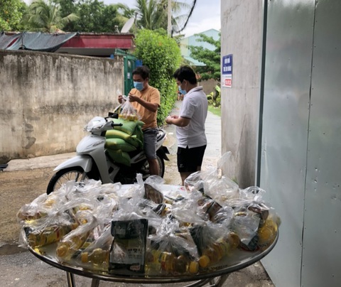 Tình người nơi tuyến đầu phòng, chống dịch COVID-19: Giãn cách mà lại ấm lòng sẻ chia - Ảnh 3. Tình người nơi tuyến đầu phòng, chống dịch COVID-19: Giãn cách mà lại ấm lòng sẻ chia - Ảnh 3.