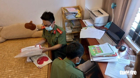 Bắt 1 phiên dịch tổ chức cho người nước ngoài đội lốt chuyên gia nhập cảnh trái phép - Ảnh 2. Bắt 1 phiên dịch tổ chức cho người nước ngoài đội lốt chuyên gia nhập cảnh trái phép - Ảnh 2.