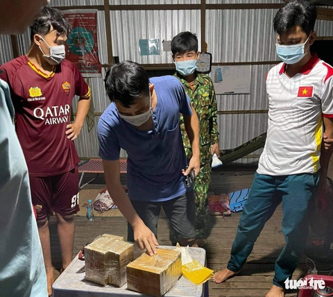 Thanh niên nhảy xuống sông bơi qua Campuchia, bỏ lại thùng nhựa chứa hơn 7kg ma túy - Ảnh 2. Thanh niên nhảy xuống sông bơi qua Campuchia, bỏ lại thùng nhựa chứa hơn 7kg ma túy - Ảnh 2.
