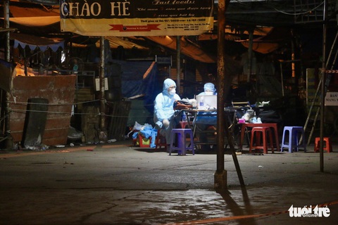 TP.HCM: Phong tỏa, lấy mẫu xét nghiệm diện rộng ở chợ Sơn Kỳ - Ảnh 4. TP.HCM: Phong tỏa, lấy mẫu xét nghiệm diện rộng ở chợ Sơn Kỳ - Ảnh 4.