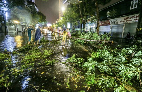 Hà Nội mưa lớn vào chiều tối, đề phòng cây đổ, ngập úng - Ảnh 1. Hà Nội mưa lớn vào chiều tối, đề phòng cây đổ, ngập úng - Ảnh 1.