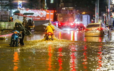 Hà Nội mưa lớn vào chiều tối, đề phòng cây đổ, ngập úng - Ảnh 2. Hà Nội mưa lớn vào chiều tối, đề phòng cây đổ, ngập úng - Ảnh 2.