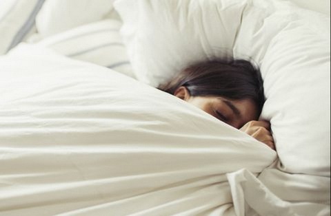 Ngủ ít có thể làm tăng nguy cơ bệnh tiến triển nặng hơn khi mắc COVID-19 - Ảnh 1. Ngủ ít có thể làm tăng nguy cơ bệnh tiến triển nặng hơn khi mắc COVID-19 - Ảnh 1.