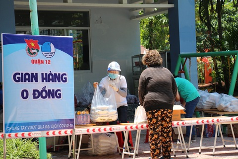 Tình người nơi tuyến đầu phòng, chống dịch COVID-19: Giãn cách mà lại ấm lòng sẻ chia - Ảnh 2. Tình người nơi tuyến đầu phòng, chống dịch COVID-19: Giãn cách mà lại ấm lòng sẻ chia - Ảnh 2.