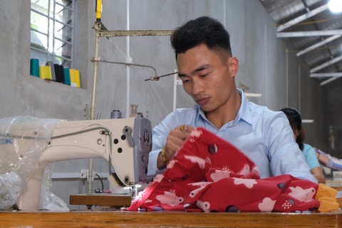 Ông chủ 9X mở xưởng may người khuyết tật - Ảnh 1. Ông chủ 9X mở xưởng may người khuyết tật - Ảnh 1.