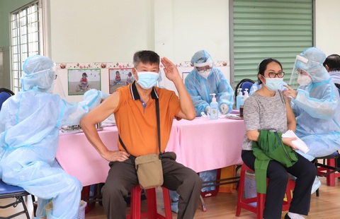 Háo hức đi tiêm vắc xin - Ảnh 4. Háo hức đi tiêm vắc xin - Ảnh 4.