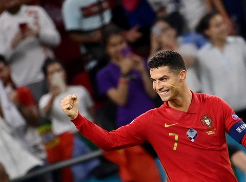Ronaldo san bằng kỷ lục ghi bàn của bóng đá thế giới - Ảnh 1. Ronaldo san bằng kỷ lục ghi bàn của bóng đá thế giới - Ảnh 1.