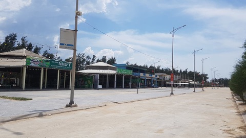 Tỉnh cho phép quán ăn ở bãi biển mở cửa, huyện vẫn nói không - Ảnh 1. Tỉnh cho phép quán ăn ở bãi biển mở cửa, huyện vẫn nói không - Ảnh 1.