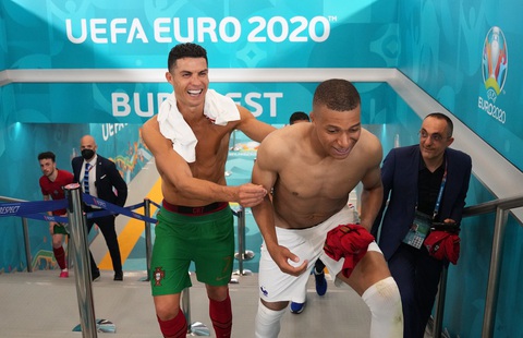 Ronaldo vui vẻ đổi áo 2 lần trong trận cầu sinh tử của Bồ Đào Nha - Ảnh 1. Ronaldo vui vẻ đổi áo 2 lần trong trận cầu sinh tử của Bồ Đào Nha - Ảnh 1.