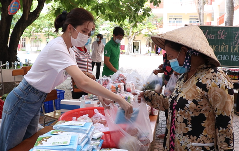 Ấm áp phiên chợ 0 đồng và những suất cơm giúp bà con nghèo mùa dịch - Ảnh 3. Ấm áp phiên chợ 0 đồng và những suất cơm giúp bà con nghèo mùa dịch - Ảnh 3.