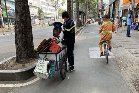 Tấm lòng của những người lính cứu hỏa giữa mùa dịch COVID-19 - Ảnh 1. Tấm lòng của những người lính cứu hỏa giữa mùa dịch COVID-19 - Ảnh 1.