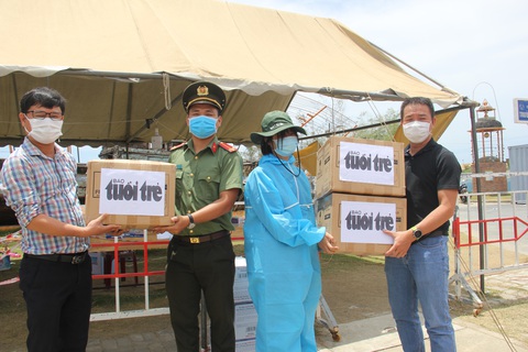 1.500 tấm chắn nước bọt của bạn đọc Tuổi Trẻ cho các chốt chống dịch ở Đà Nẵng và Quảng Nam - Ảnh 1. 1.500 tấm chắn nước bọt của bạn đọc Tuổi Trẻ cho các chốt chống dịch ở Đà Nẵng và Quảng Nam - Ảnh 1.