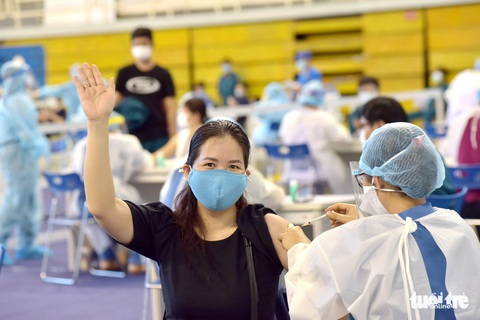 Một điểm tiêm vắc xin làm việc xuyên trưa tiêm cho 9.200 người trong ngày - Ảnh 1. Một điểm tiêm vắc xin làm việc xuyên trưa tiêm cho 9.200 người trong ngày - Ảnh 1.