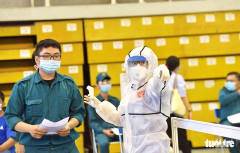 Một điểm tiêm vắc xin làm việc xuyên trưa tiêm cho 9.200 người trong ngày - Ảnh 6. Một điểm tiêm vắc xin làm việc xuyên trưa tiêm cho 9.200 người trong ngày - Ảnh 6.