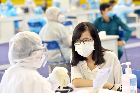 Một điểm tiêm vắc xin làm việc xuyên trưa tiêm cho 9.200 người trong ngày - Ảnh 7. Một điểm tiêm vắc xin làm việc xuyên trưa tiêm cho 9.200 người trong ngày - Ảnh 7.