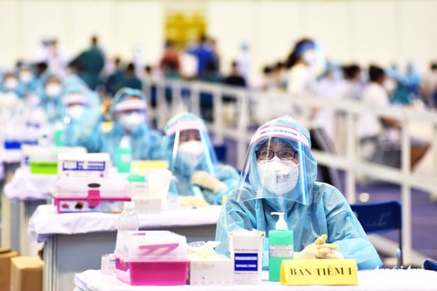 Một điểm tiêm vắc xin làm việc xuyên trưa tiêm cho 9.200 người trong ngày - Ảnh 3. Một điểm tiêm vắc xin làm việc xuyên trưa tiêm cho 9.200 người trong ngày - Ảnh 3.