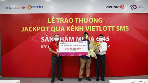Thuê bao MobiFone trúng Jackpot qua kênh Vietlott SMS nhận giải trị giá gần 30 tỉ đồng - Ảnh 1. Thuê bao MobiFone trúng Jackpot qua kênh Vietlott SMS nhận giải trị giá gần 30 tỉ đồng - Ảnh 1.