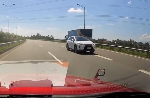 Lái ôtô đi ngược chiều trên cao tốc, tài xế bị phạt 17 triệu đồng - Ảnh 1. Lái ôtô đi ngược chiều trên cao tốc, tài xế bị phạt 17 triệu đồng - Ảnh 1.
