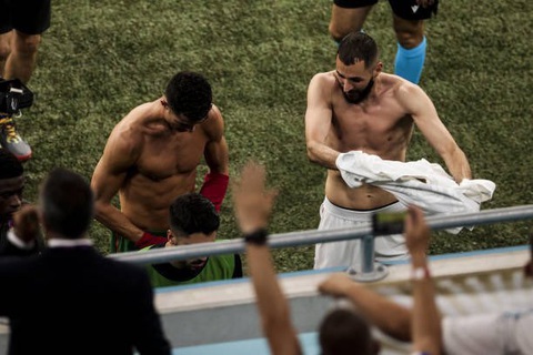Ronaldo vui vẻ đổi áo 2 lần trong trận cầu sinh tử của Bồ Đào Nha - Ảnh 2. Ronaldo vui vẻ đổi áo 2 lần trong trận cầu sinh tử của Bồ Đào Nha - Ảnh 2.