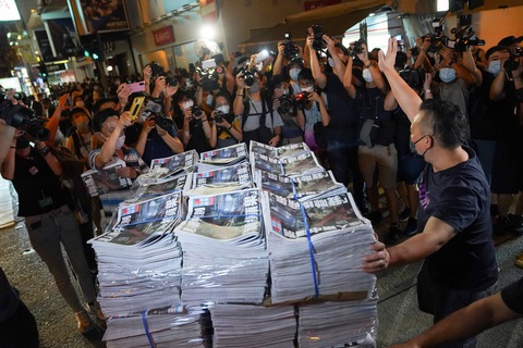 Báo Apple Daily in 1 triệu bản cuối cùng, dân Hong Kong xếp hàng mua qua đêm - Ảnh 2. Báo Apple Daily in 1 triệu bản cuối cùng, dân Hong Kong xếp hàng mua qua đêm - Ảnh 2.