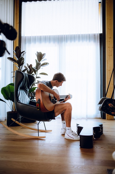 Cầu thủ Đức ngồi xích đu, chơi bóng bàn và đàn guitar trước trận đại chiến với sư tử Anh - Ảnh 2. Cầu thủ Đức ngồi xích đu, chơi bóng bàn và đàn guitar trước trận đại chiến với sư tử Anh - Ảnh 2.