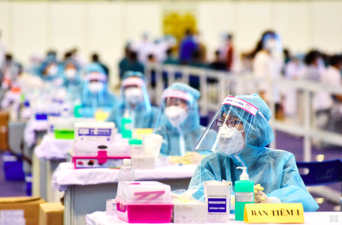 TP.HCM tiêm vắc xin ngừa COVID-19 được 438.502 người, thứ 7 sẽ hoàn thành - Ảnh 2. TP.HCM tiêm vắc xin ngừa COVID-19 được 438.502 người, thứ 7 sẽ hoàn thành - Ảnh 2.