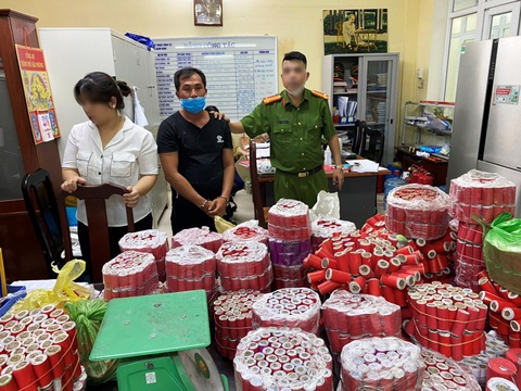 Bắt giữ nghi phạm tàng trữ ma túy, khám phá ra ‘kho’ pháo lậu - Ảnh 1. Bắt giữ nghi phạm tàng trữ ma túy, khám phá ra ‘kho’ pháo lậu - Ảnh 1.