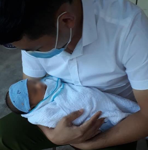 Bé trai sơ sinh bị bỏ rơi trong giỏ nhựa gần khu công nghiệp - Ảnh 1. Bé trai sơ sinh bị bỏ rơi trong giỏ nhựa gần khu công nghiệp - Ảnh 1.