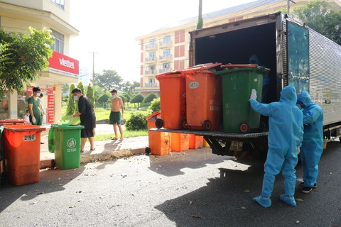 Một buổi sáng thu hơn 50 tấn rác tại khu cách ly KTX ĐHQG TP.HCM - Ảnh 2. Một buổi sáng thu hơn 50 tấn rác tại khu cách ly KTX ĐHQG TP.HCM - Ảnh 2.
