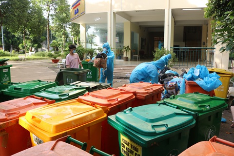 Một buổi sáng thu hơn 50 tấn rác tại khu cách ly KTX ĐHQG TP.HCM - Ảnh 1. Một buổi sáng thu hơn 50 tấn rác tại khu cách ly KTX ĐHQG TP.HCM - Ảnh 1.