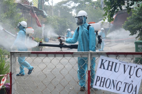 Biệt đội khử khuẩn diệt COVID-19 ở Sài Gòn - Ảnh 3. Biệt đội khử khuẩn diệt COVID-19 ở Sài Gòn - Ảnh 3.