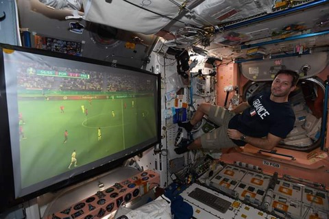 Coi Euro 2020 từ ngoài không gian thật thú vị và khác biệt so với xem ở trái đất - Ảnh 1. Coi Euro 2020 từ ngoài không gian thật thú vị và khác biệt so với xem ở trái đất - Ảnh 1.