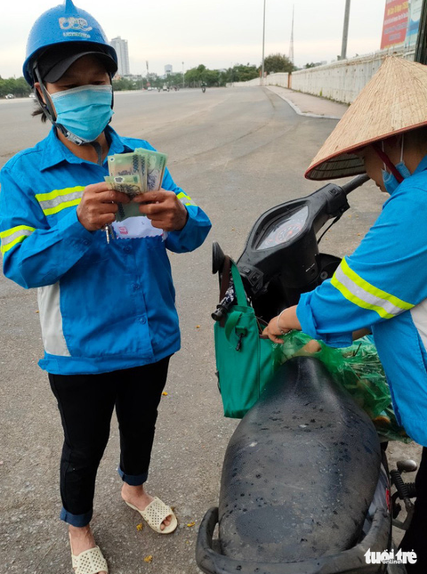 Công nhân môi trường bị nợ lương được tặng tiền, hỗ trợ chỗ ở, khám bệnh - Ảnh 2. Công nhân môi trường bị nợ lương được tặng tiền, hỗ trợ chỗ ở, khám bệnh - Ảnh 2.