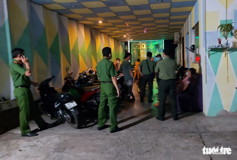 Xử phạt quán karaoke để 16 người hát trong thời gian phòng chống dịch COVID-19 - Ảnh 2. Xử phạt quán karaoke để 16 người hát trong thời gian phòng chống dịch COVID-19 - Ảnh 2.