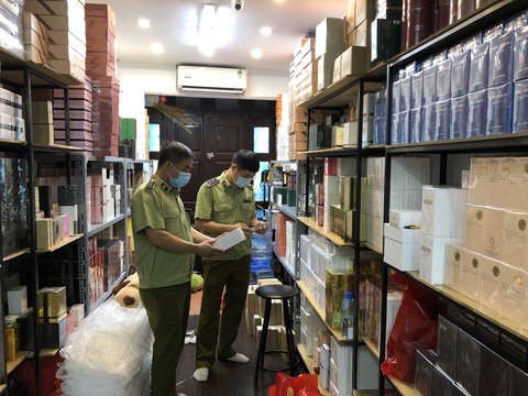 Hà Nội: Thu giữ hàng ngàn lọ nước hoa dán nhãn Gucci, D&G, Chanel, Dior... - Ảnh 1. Hà Nội: Thu giữ hàng ngàn lọ nước hoa dán nhãn Gucci, D&G, Chanel, Dior... - Ảnh 1.