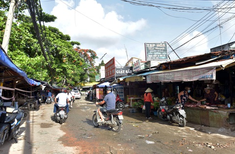 Chống dịch vùng giáp ranh: Bên này TP.HCM giăng dây, bên kia Bình Dương vẫn họp chợ - Ảnh 3. Chống dịch vùng giáp ranh: Bên này TP.HCM giăng dây, bên kia Bình Dương vẫn họp chợ - Ảnh 3.